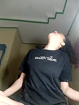 Snapshot of Larissinhamm chatting on October 28, 2025, 2:01 am Larissinhamm online show from October 28, 2025, 2:01 am