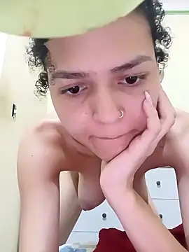 Snapshot of Larissinhamm chatting on October 16, 2025, 4:21 am Larissinhamm online show from October 16, 2025, 4:21 am