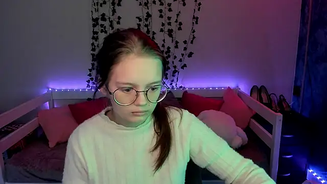 Snapshot of shy_elina01 chatting on November 4, 2025, 10:30 am shy elina01 online show from November 4, 2025, 10:30 am