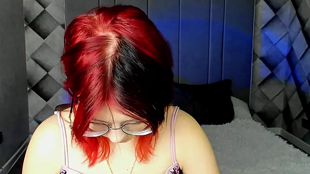 Snapshot of shy_elina01 chatting on December 14, 2025, 10:43 am shy elina01 online show from December 14, 2025, 10:43 am