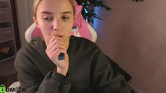 L1na Reeds online show from April 9, 2026, 1:18 am