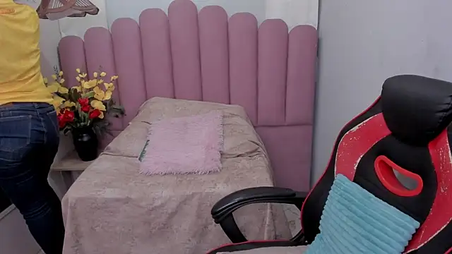Snapshot of AriaVega chatting on June 17, 2026, 12:59 pm AriaVega online show from June 17, 2026, 12:59 pm