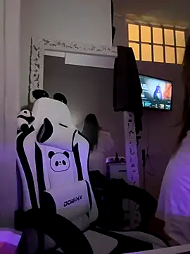 Snapshot of bebecita_x chatting on October 21, 2025, 7:35 pm bebecita x online show from October 21, 2025, 7:35 pm