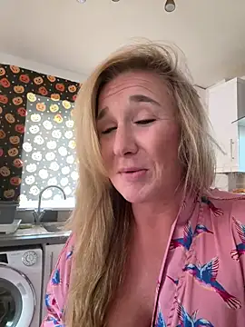 MimiMaee online show from October 27, 2025, 2:07 pm