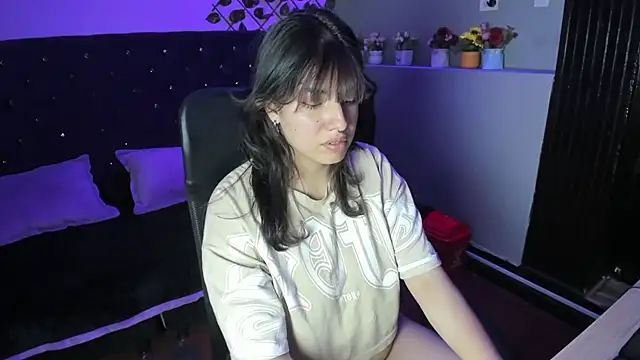 Violetta Swett  online show from November 22, 2025, 5:56 pm