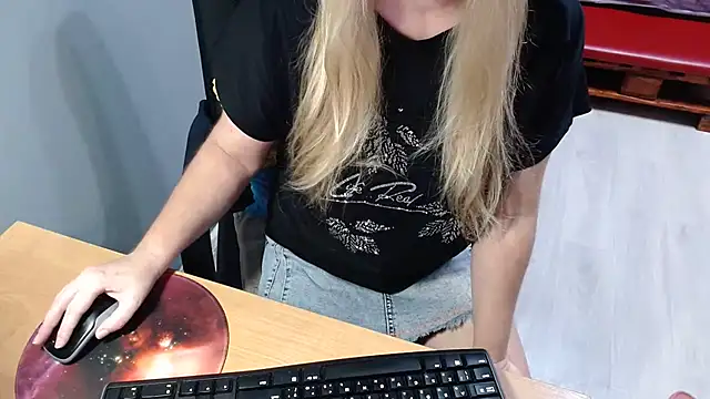 Snapshot of Ledi_Catherin chatting on December 3, 2025, 12:12 am Ledi Catherin online show from December 3, 2025, 12:12 am