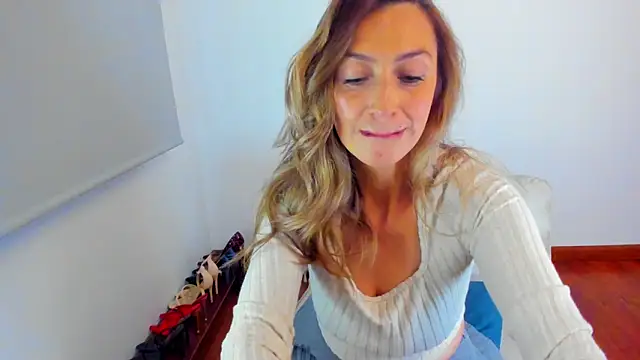 Snapshot of Velourmuse chatting on June 19, 2026, 11:09 pm Velourmuse online show from June 19, 2026, 11:09 pm