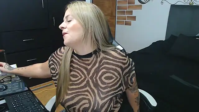 perlagoloza05 online show from November 16, 2025, 3:00 am