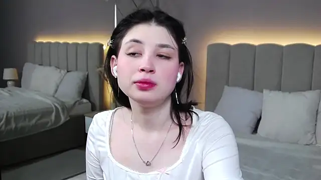 Snapshot of DianaMello chatting on November 27, 2025, 4:13 am DianaMello online show from November 27, 2025, 4:13 am