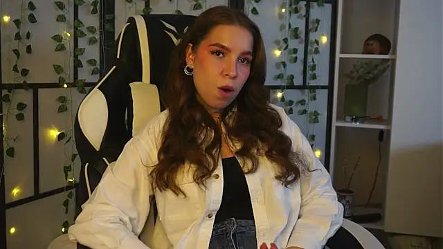 ToniaRoehr online show from October 8, 2025, 5:35 pm