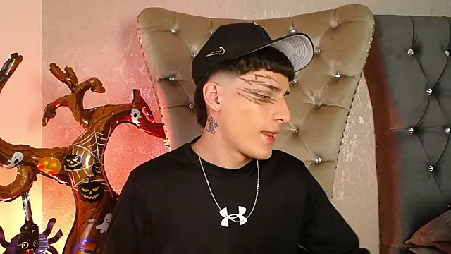 Snapshot of MateoMitchell chatting on October 31, 2025, 5:26 am MateoMitchell online show from October 31, 2025, 5:26 am