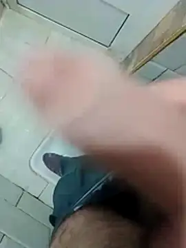 Iuhggikk online show from October 31, 2025, 8:05 pm