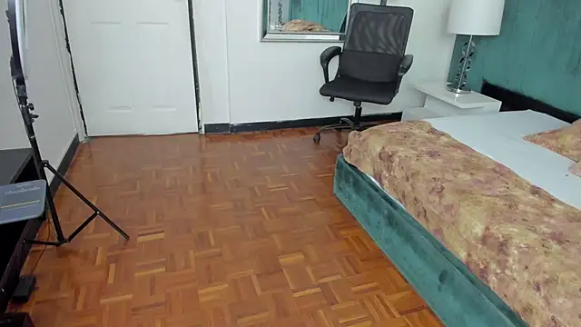 Alanha   online show from November 17, 2025, 4:05 am