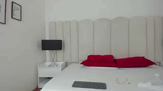 Alanha   online show from December 4, 2025, 4:22 am