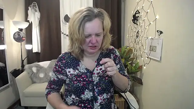 Snapshot of VestaWoody chatting on October 29, 2025, 6:56 am VestaWoody online show from October 29, 2025, 6:56 am