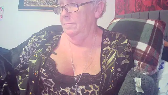 Playful MILF Demi online show from February 24, 2026, 12:33 am