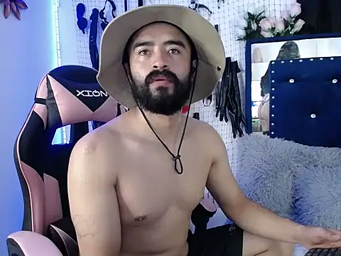 Snapshot of Aron_and_Queen_Annie chatting on November 15, 2025, 1:31 am Aron and Queen Annie online show from November 15, 2025, 1:31 am