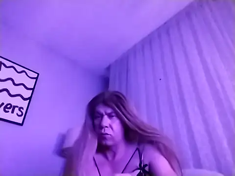 Snapshot of AdvisingRiffle chatting on November 7, 2025, 10:03 pm AdvisingRiffle online show from November 7, 2025, 10:03 pm