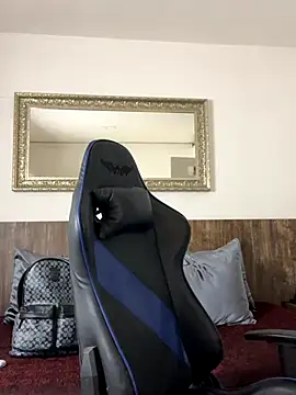 Snapshot of Ezzio_Scolaro chatting on October 28, 2025, 12:11 am Ezzio Scolaro online show from October 28, 2025, 12:11 am