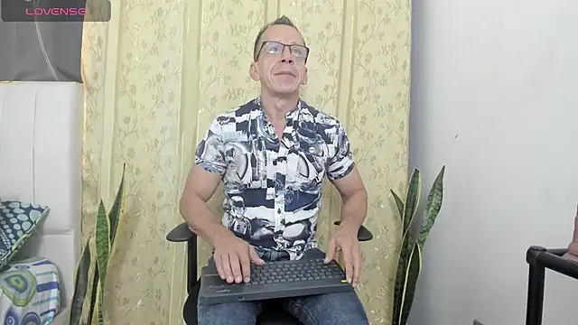 Snapshot of _axelking_ chatting on July 8, 2026, 11:44 am axelking online show from July 8, 2026, 11:44 am