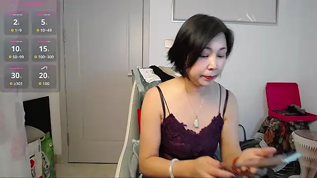 selinajuan online show from November 6, 2025, 11:31 pm