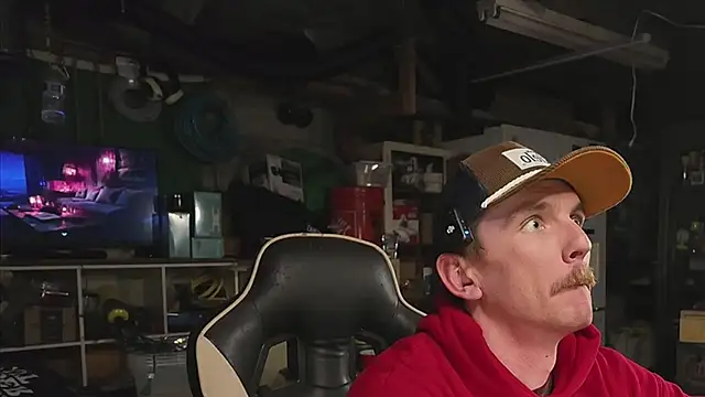 AverageMaleJay online show from November 5, 2025, 3:20 am