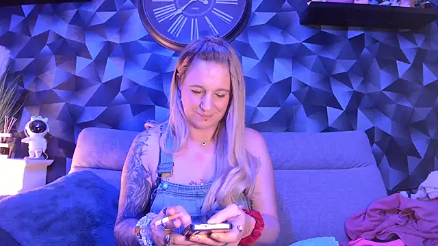 Snapshot of Delichieuse5 chatting on March 6, 2025, 8:37 pm Delichieuse5 online show from March 6, 2025, 8:37 pm