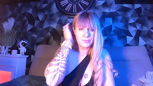 Snapshot of Delichieuse5 chatting on February 17, 2025, 8:49 pm Delichieuse5 online show from February 17, 2025, 8:49 pm