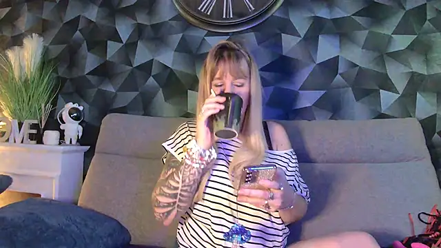 Snapshot of Delichieuse5 chatting on March 1, 2025, 8:42 pm Delichieuse5 online show from March 1, 2025, 8:42 pm