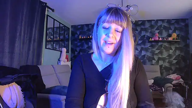 Snapshot of Delichieuse5 chatting on February 3, 2025, 8:13 pm Delichieuse5 online show from February 3, 2025, 8:13 pm