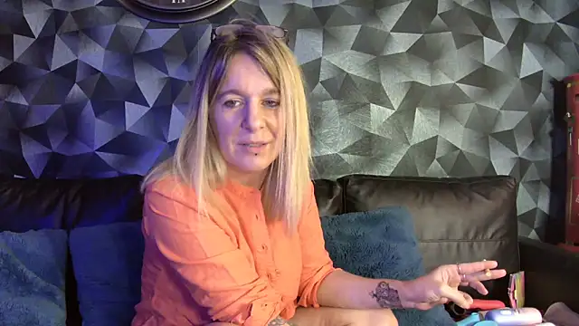 Snapshot of Delichieuse5 chatting on November 30, 2025, 8:42 pm Delichieuse5 online show from November 30, 2025, 8:42 pm