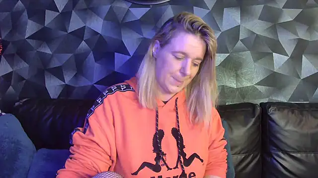 Snapshot of Delichieuse5 chatting on November 3, 2025, 8:34 pm Delichieuse5 online show from November 3, 2025, 8:34 pm