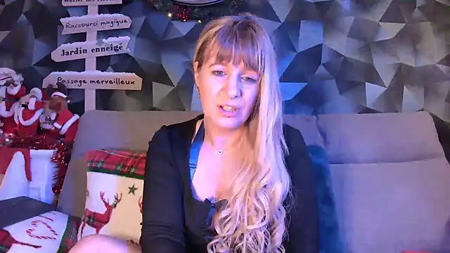 Snapshot of Delichieuse5 chatting on January 3, 2025, 8:54 pm Delichieuse5 online show from January 3, 2025, 8:54 pm