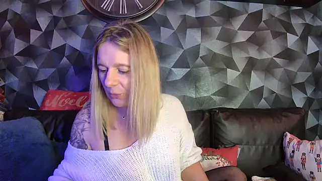 Snapshot of Delichieuse5 chatting on December 3, 2025, 8:52 pm Delichieuse5 online show from December 3, 2025, 8:52 pm