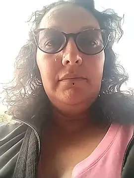 -saraqueen- online show from December 1, 2025, 3:46 pm