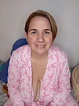 Snapshot of LaceyWestxx chatting on November 1, 2025, 6:24 pm LaceyWestxx online show from November 1, 2025, 6:24 pm