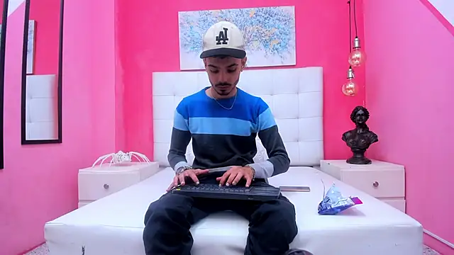 Snapshot of Timothe_Evans chatting on October 29, 2025, 9:36 pm Timothe Evans online show from October 29, 2025, 9:36 pm