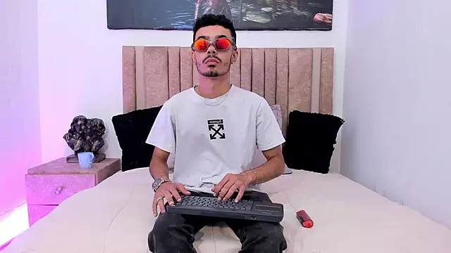 Snapshot of Timothe_Evans chatting on October 24, 2025, 9:03 pm Timothe Evans online show from October 24, 2025, 9:03 pm