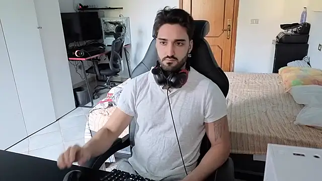 Snapshot of Al3xox02 chatting on February 8, 2026, 12:03 pm Al3xox02 online show from February 8, 2026, 12:03 pm