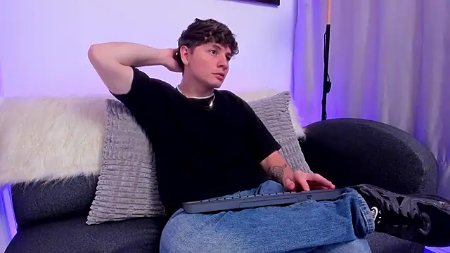 Snapshot of Leoo_Miller chatting on December 3, 2025, 4:02 am Leoo Miller online show from December 3, 2025, 4:02 am