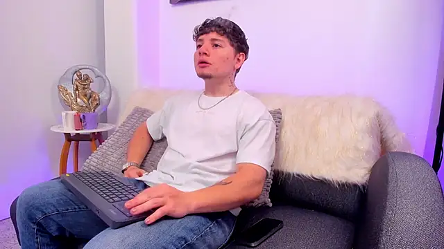 Snapshot of Leoo_Miller chatting on November 30, 2025, 4:24 am Leoo Miller online show from November 30, 2025, 4:24 am