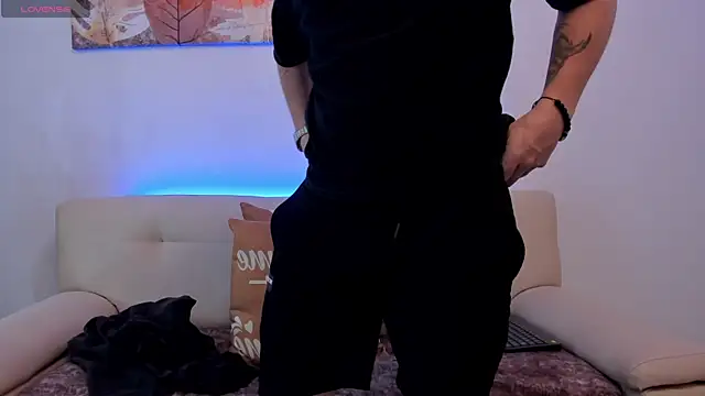 Snapshot of Leoo_Miller chatting on October 21, 2025, 8:19 pm Leoo Miller online show from October 21, 2025, 8:19 pm