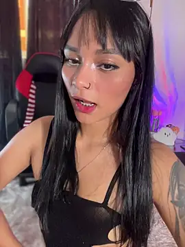 AlannaDollx online show from November 18, 2025, 3:04 pm