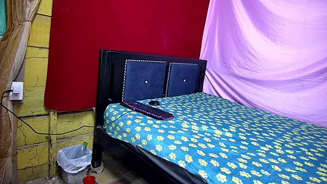 Snapshot of vale_only chatting on October 22, 2025, 2:00 am vale only online show from October 22, 2025, 2:00 am