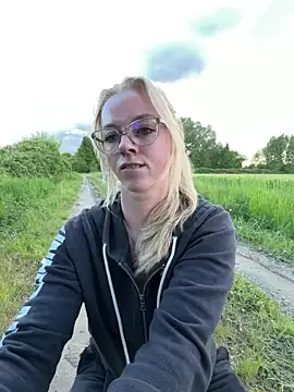 LinaLeana online show from May 14, 2026, 5:10 pm