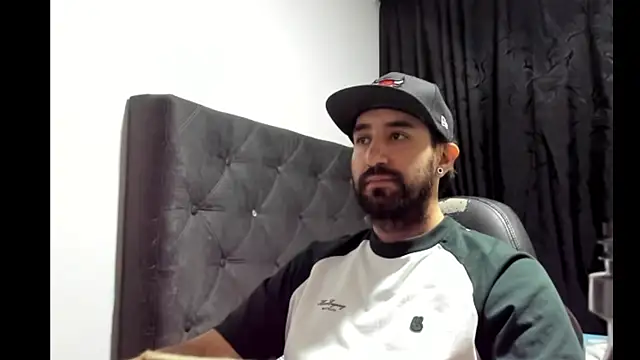 Snapshot of coolfriki chatting on November 19, 2025, 4:23 am coolfriki online show from November 19, 2025, 4:23 am