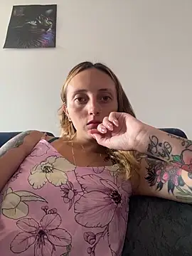 Mia dca online show from November 7, 2025, 3:27 pm