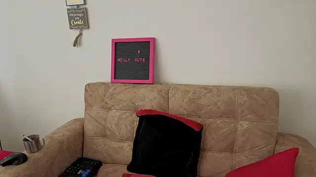 hollycute   online show from November 4, 2025, 6:44 pm