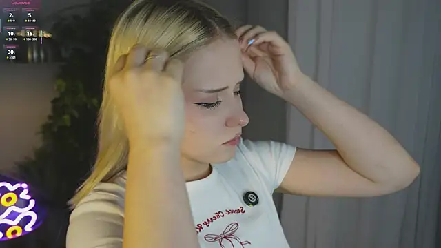 Snapshot of Mol_l_y chatting on October 17, 2025, 4:53 pm Mol l y online show from October 17, 2025, 4:53 pm