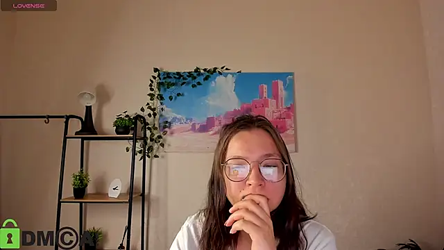 Nuura Moore online show from October 23, 2025, 12:53 am